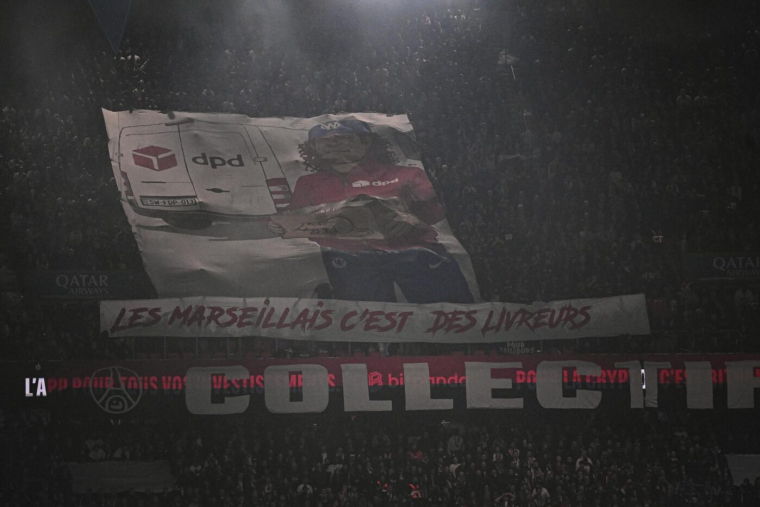 Le tifo chambreur des Parisiens avant le coup d’envoi du Classique