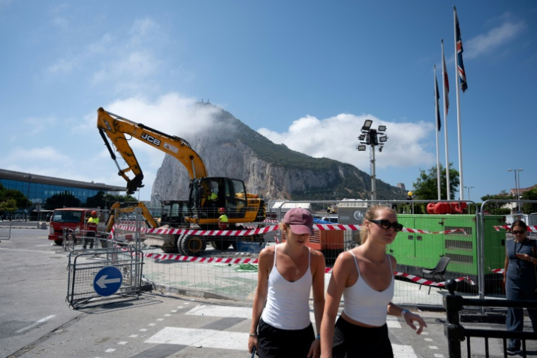 Le rocher de Gibraltar en arrière-plan, pendant des travaux visant à supprimer la frontière entre l'Espagne et Gibraltar, le 29 juin 2026 ( AFP / JORGE GUERRERO )
