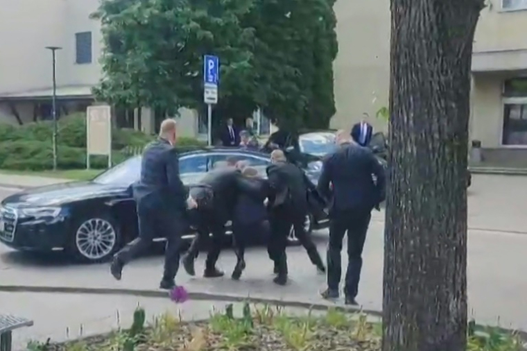 Image tirée d'une vidéo obtenue par AFPTV montrant des gardes du corps évacuant le Premier ministre slovaque Robert Fico, blessé par balles, le 15 mai 2024 à Handlova, en Slovaquie ( RTVS / - )