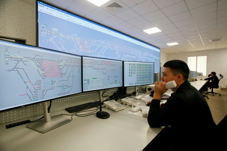 La salle de contrôle de la gare ferroviaire de Dostyk, à la frontière kazakho-chinoise, le 19 novembre 2025 ( AFP / Ruslan PRYANIKOV )