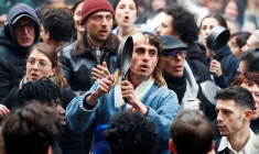 Manifestation contre le discours du président français Macron sur la loi sur les retraites à Paris