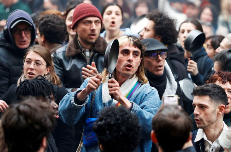 Manifestation contre le discours du président français Macron sur la loi sur les retraites à Paris