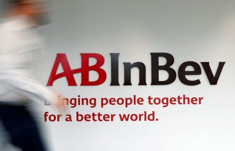 Le logo d'AB InBev est représenté à l'intérieur du siège du brasseur à Louvain
