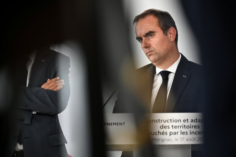 Le Premier ministre français, Sébastien Lecornu, participe à une réunion avec des responsables de Technowest à Mérignac.
