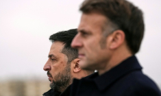 Le président français Emmanuel Macron, à droite, et le président ukrainien Volodymyr Zelensky, à sa gauche, le 17 novembre 2025, à Vélizy-Villacoublay, dans les Yvelines ( POOL / Christophe Ena )