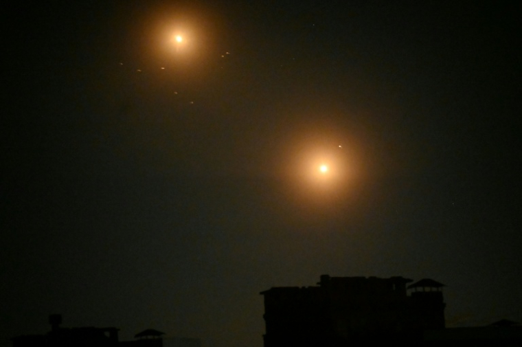 La défense ukrainienne tire sur des drones russes au-dessus de Kiev, le 14 novembre 2025 ( AFP / Sergei SUPINSKY )