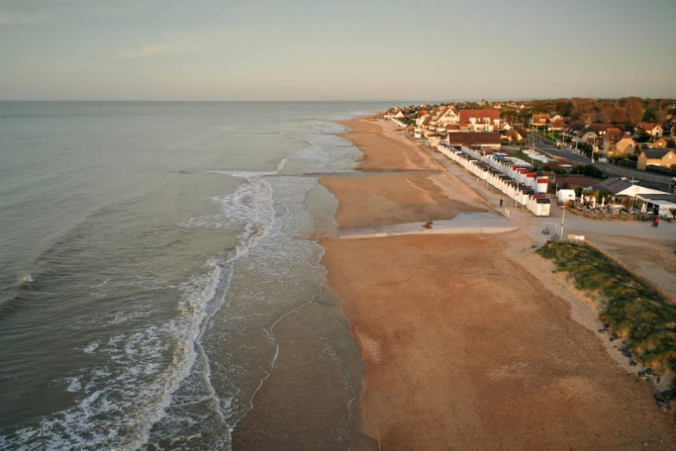 Vue aérienne de Juno Beach, l'une des cinq plages du débarquement allié du Jour J durant la Seconde Guerre mondiale, le 7 avril 2024 à Bernières-sur-Mer, en Normandie ( AFP / Lou BENOIST )