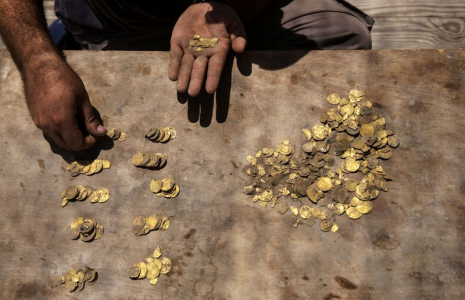 UN TRÉSOR DU IXE SIÈCLE CONSTITUÉ DE 425 PIÈCES D'OR DÉCOUVERT EN ISRAËL