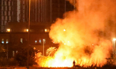 Incendie devant l'ambassade américaine à Bagdad après une attaque, le 17 mars 2026 ( AFP / AHMAD AL-RUBAYE )