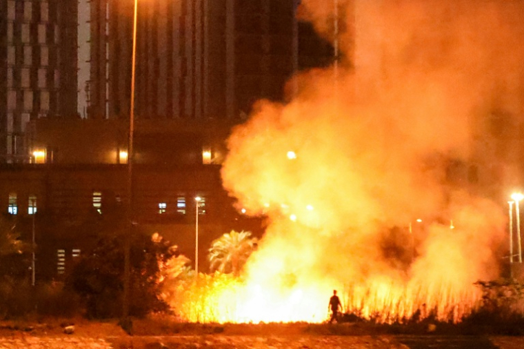 Incendie devant l'ambassade américaine à Bagdad après une attaque, le 17 mars 2026 ( AFP / AHMAD AL-RUBAYE )