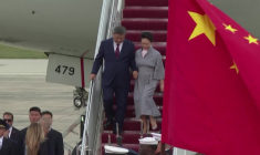 Trump serre la main de Xi à sa descente d'avion près de Washington