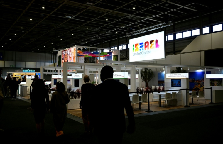 Des visiteurs près du stand d'Israël fermé "en raison de la situation et des circonstances actuelles au Moyen-Orient", à l'ouverture du salon du tourisme ITB à Berlin, le 3 mars 2026 ( AFP / Tobias SCHWARZ )