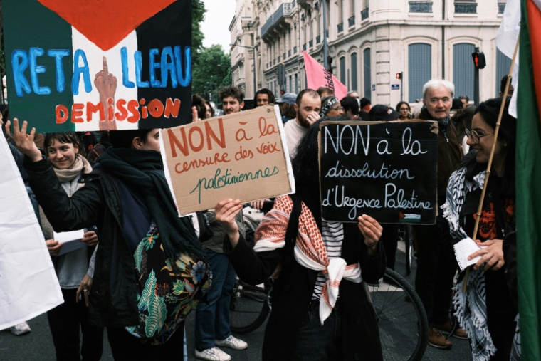 Rassemblement en soutien au groupe antifasciste "La Jeune Garde", qui fait l'objet d'une procédure de dissolution par le ministre de l'Intérieur Bruno Retailleau, à Lyon, le 6 mai 2025 ( AFP / JEAN-PHILIPPE KSIAZEK )