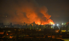 Un incendie à Kiev, en Ukraine, après une frappe russe, le 5 août 2026. ( AFP / EVGEN KOTENKO )