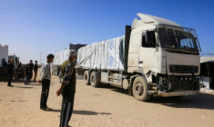 Des Palestiniens observent l'arrivée de camions transportant de l'aide humanitaire à Khan Younès, dans le sud de la bande de Gaza, après leur entrée par le côté égyptien du passage frontalier de Rafah, le 1er février 2026 ( AFP / Bashar Taleb )