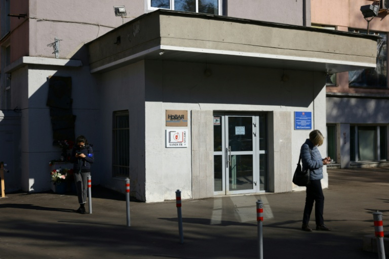 l'entrée des locaux du journal indépendant russe, Novaïa Gazeta, le 8 octobre 2021 à Moscou ( AFP / Dimitar DILKOFF )