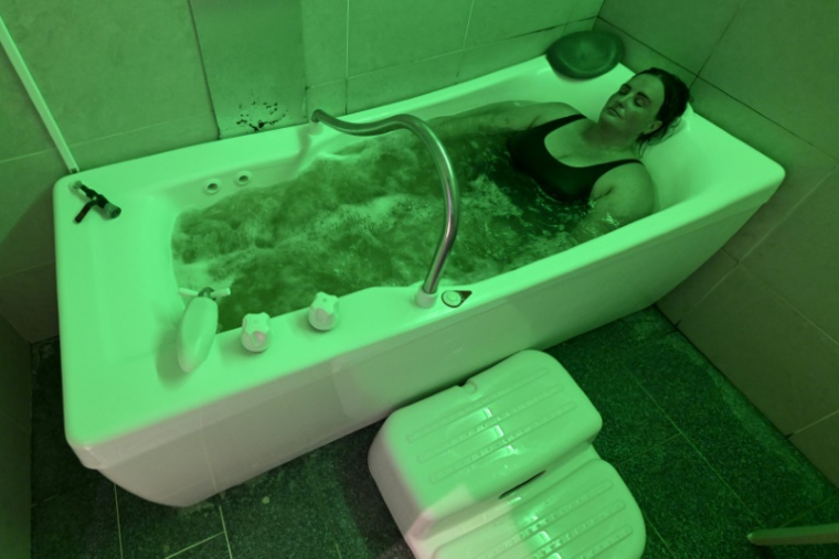 Laura Becker, atteinte d'un Covid long, pendant une séance de balnéothérapie au Centre thermal Saint-Eloy d'Amnéville, en Moselle, le 17 juin 2025 ( AFP / Jean-Christophe VERHAEGEN )