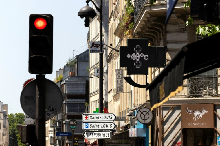 L'enseigne d'une pharmacie indique 40°C dans une rue du centre de Paris le 1er janvier 2025 ( AFP / Sébastien DUPUY )