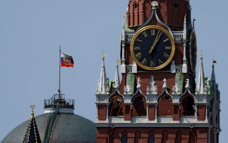 Le drapeau russe flotte sur le dôme du bâtiment du Sénat du Kremlin, derrière la tour Spasskaya, à Moscou