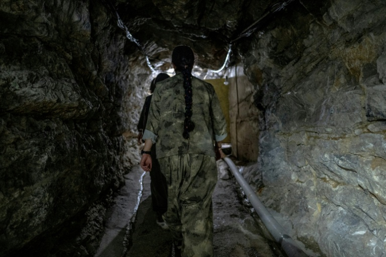 Des combattantes kurdes du Parti pour une vie libre au Kurdistan (PJAK), dans un tunnel près de la frontière irako-iranienne, dans la région autonome du Kurdistan irakien, le 8 mars 2026 ( AFP / - )