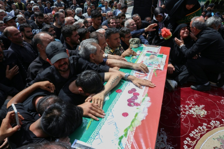 Des Iraniens participent aux funérailles d'un soldat tué par une frappe israélienne pendant la guerre de 12 jours entre l'Iran et Israël, à Téhéran le 26 juin 2025 ( AFP / - )