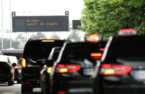 Manifestation de taxis à Saint-Denis, en Seine-Saint-Denis, le 21 mai 2025 ( AFP / Thomas SAMSON )