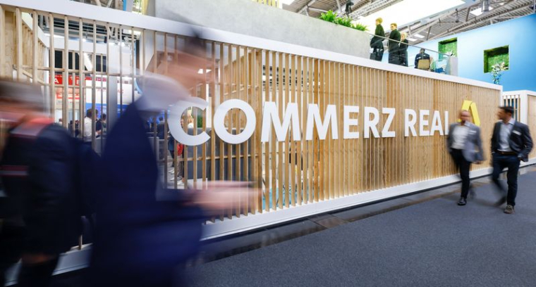 Des personnes arrivent au Salon international de l'immobilier et de l'investissement EXPO REAL à Munich