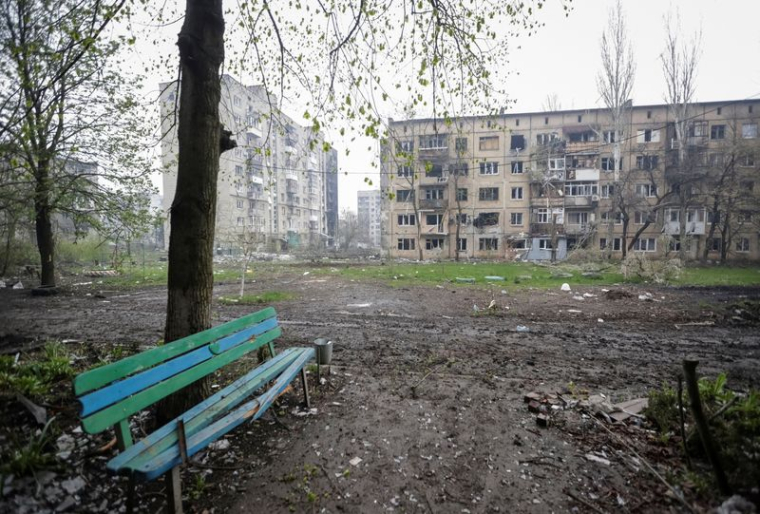 Une vue montre des bâtiments résidentiels endommagés par une frappe militaire russe dans la ville de première ligne de Bakhmut