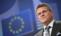 "Le commissaire Sefcovic est en route pour l'aéroport, il s'envolera pour les États-Unis afin de rencontrer (le représentant de la Maison Blanche pour le commerce, Jamieson) Greer et (le secrétaire américain au Commerce, Howard) Lutnick demain" a déclaré la Commission européenne. ( AFP / JOHN THYS )