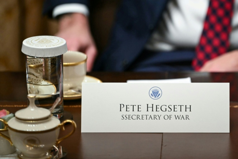 Le mot "secretary" est mal orthographié sur le carton nominatif du ministre de la Défense américain, Pete Hegseth, lors d’un Conseil des ministres à la Maison Blanche le 2 décembre 2025 ( AFP / ANDREW CABALLERO-REYNOLDS )