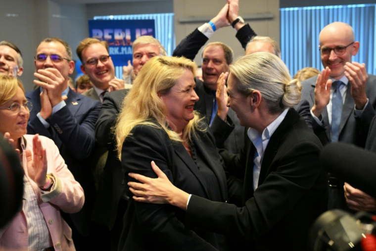 Alice Weidel (d), coprésidente du parti d'extrême droite Alternative pour l'Allemagne (AfD), et Kristin Brinker (g), tête de liste de l'AfD à Berlin, réagissent après les premiers sondages de sortie des urnes pour le Mecklembourg-Poméranie-Occidentale, le 20 septembre 2026 à Berlin ( AFP / RALF HIRSCHBERGER )
