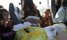 Des réfugiés de la région du Haut-Karabakh arrivent dans le village frontalier de Kornidzor