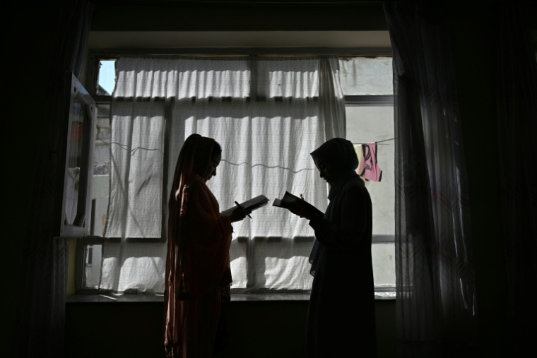 Des jeunes filles afghanes assistent à un cours donné par leur père à leur domicile à Kaboul, le 6 août 2026 ( AFP / STR )
