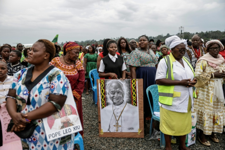 Des fidèles assistent à la messe célébrée par le pape Léon XIV à l'aéroport de Bamenda,  le 16 avril 2026 au Cameroun ( AFP / Patrick MEINHARDT )