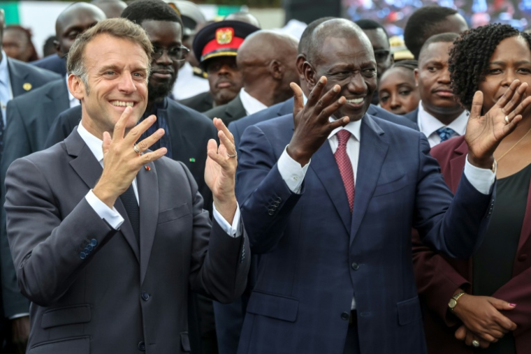 Le président français Emmanuel Macron (g) et le président kényan William Ruto (d) assistent à une démonstration sportive pendant le sommet Africa Forward à Nairobi, le 11 mai 2026 au Kenya ( AFP / Ludovic MARIN )