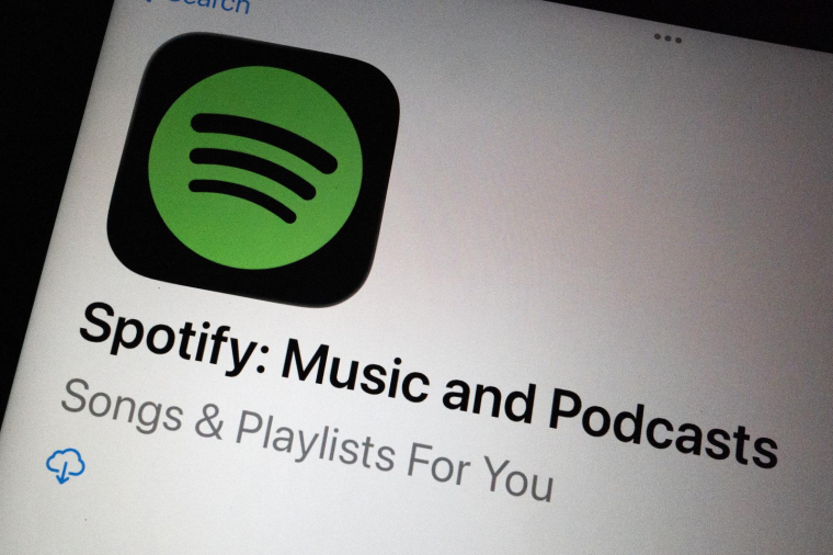 Face à l'inquiétude grandissante dans l’industrie musicale à propos de la multiplication des contenus générés par l’IA sur les plateformes de streaming, Spotify a annoncé le 11 août 2026 la création d'un nouveau badge identifiant ces contenus, "AI Persona" ( GETTY IMAGES NORTH AMERICA / SCOTT OLSON )