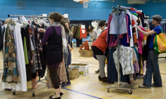 Succès des «free troc party» où l'on consomme sans dépenser ni polluer (Crédit photo: Neesa Rajbhandari Flickr)