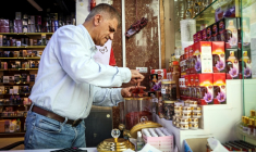 Un commerçant iranien travaille dans sa boutique du vieux Dubaï, le 3 septembre 2026 ( AFP / FADEL SENNA )