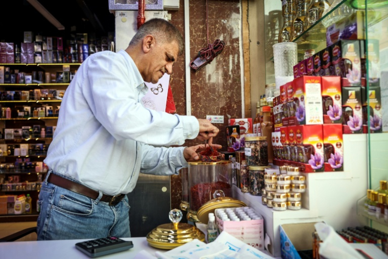 Un commerçant iranien travaille dans sa boutique du vieux Dubaï, le 3 septembre 2026 ( AFP / FADEL SENNA )
