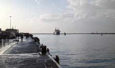 Le navire de sauvetage Geo Barents approche du port avant le débarquement de migrants à Salerne