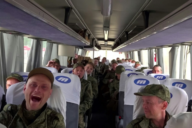 Une image diffusée par le ministère russe de la Défense montre des prisonniers de guerre libérés par l'Ukraine dans le cadre d'un échange, le 23 mai 2025 ( Russian Defence Ministry / Handout )