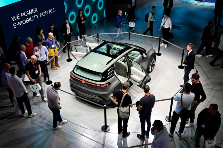 Des visiteurs sur le stand du constructeur automobile allemand Volkswagen lors de l'ouverture du Salon international de l'automobile IAA, le 9 septembre 2025 à Munich, dans le sud de l'Allemagne ( AFP / Tobias SCHWARZ )