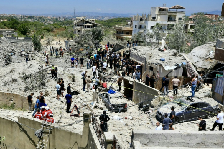 CDes habitants et des secouristes sur le site d'une frappe aérienne israélienne qui a touché le village de Qennarit, dans le sud du Liban, le 20 juin 2026 ( AFP / - )