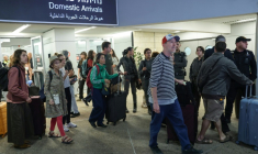 Des passagers d'un vol flydubai dérouté  après leur atterrissage à l'aéroport de Tel Aviv en Israël, le 30 septembre 2026 ( AFP / Jack GUEZ )