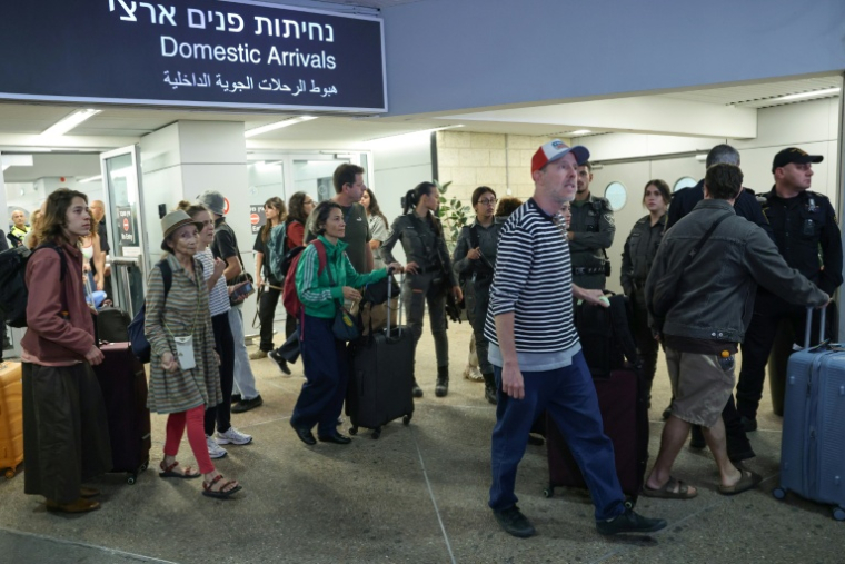 Des passagers d'un vol flydubai dérouté  après leur atterrissage à l'aéroport de Tel Aviv en Israël, le 30 septembre 2026 ( AFP / Jack GUEZ )
