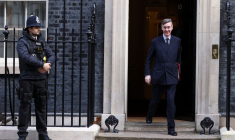 GRANDE-BRETAGNE: BORIS JOHNSON TENTE D'APAISER LES CRITIQUES EN RÉORGANISANT SES ÉQUIPES