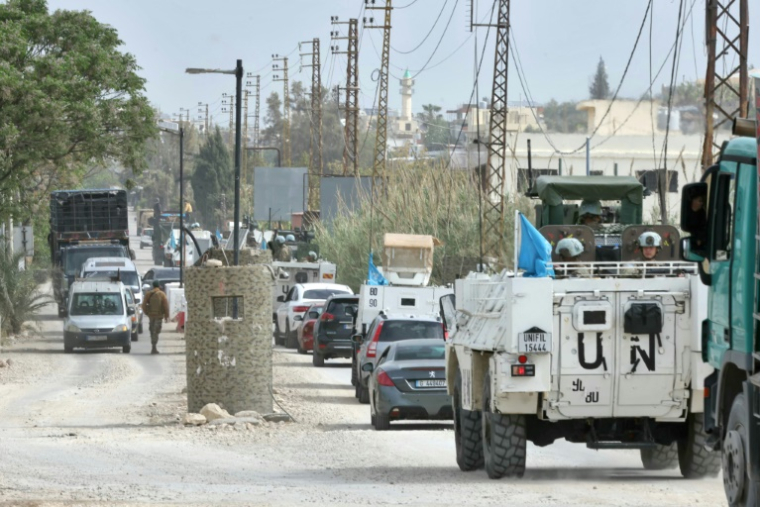 Des véhicules du contingent français servant au sein de la Force intérimaire des Nations unies au Liban (Finul) traversent le pont de Qasmiyeh en direction de Beyrouth, le 19 avril 2026 ( AFP / MAHMOUD ZAYYAT )