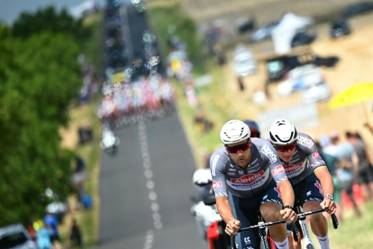 Jonas Rickaert et Mathieu van der Poel après avoir faussé compagnie au peloton dès le départ de la 9e étape du Tour de France entre Chinon et Châteauroux, le 13 juillet 2025 ( AFP / Loic VENANCE )