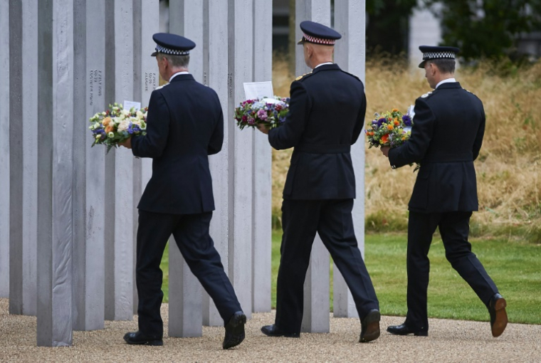 Dépôts de gerbes à Hyde Park lors des commémorations des attentats jihadistes de 2005, le 7 juillet 2015 à Londres ( AFP / NIKLAS HALLE'N )