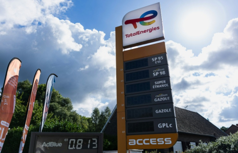 TotalEnergies a dévoilé jeudi un bénéfice net record de 8,3 milliards de dollars pour le troisième trimestre ( AFP / Sameer Al-DOUMY )